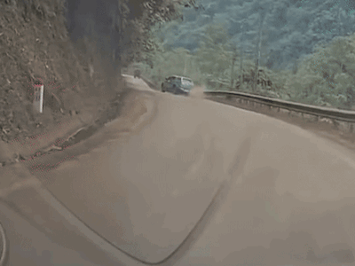 Clip: Tài xế bán tải cố vượt xe khác trên đường núi trơn trượt và diễn biến bất ngờ sau đó khiến ai nấy thất kinh
