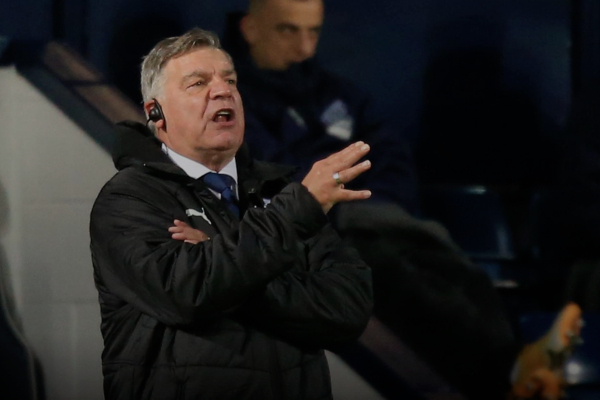 HLV West Brom xem Arsenal là đối thủ trong cuộc đua trụ hạng