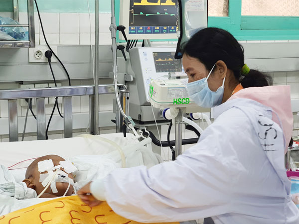 Vụ bé trai 4 tuổi nghi bị dượng say xỉn dùng kéo đâm xuyên mắt, chấn thương não: Đang thở máy, tiên lượng rất nặng