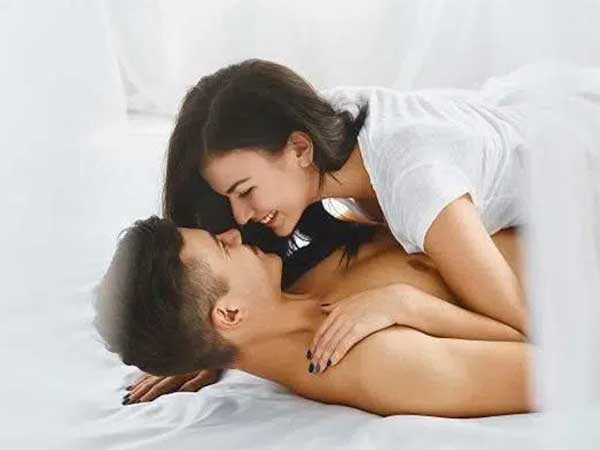 Trong 'cuộc yêu', phụ nữ thường nhầm tưởng đàn ông mê mẩn cách chiều chồng này mà không hề biết mình đang 'dâng chồng' cho người khác