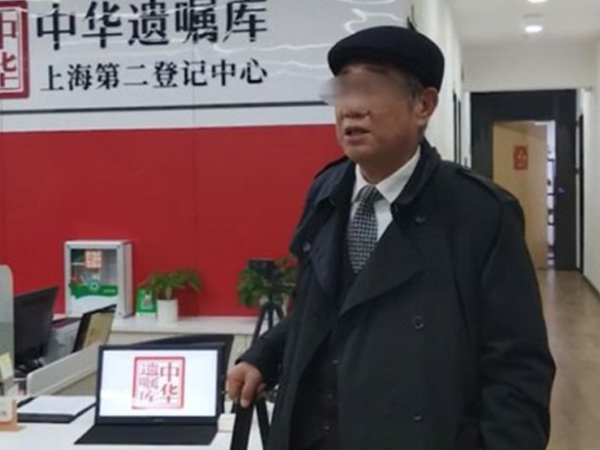Con du học 8 năm không liên lạc, bố di chúc tài sản cho bạn