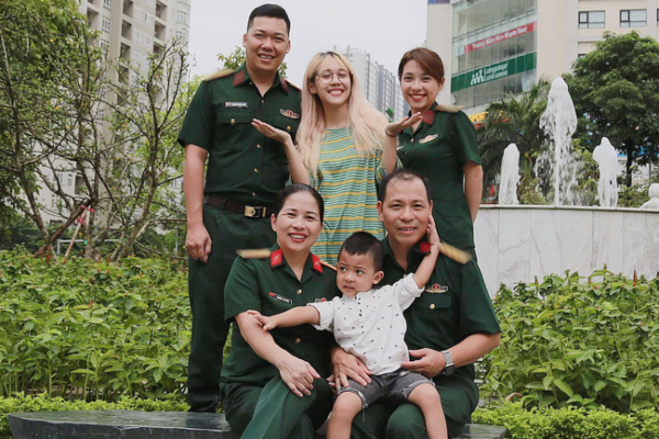 Hậu Hoàng khoe ảnh gia đình '3 đời làm quân nhân' nhưng dân tình chỉ dán mắt vào chi tiết đặc biệt: Đúng là con nhà gia giáo, quá tinh tế!