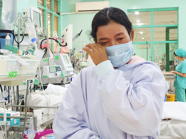 Người mẹ có con trai 4 tuổi bị đâm xuyên mắt, xuất huyết não: 'Cha mới chết 4 tháng, giờ con làm sao em không sống nổi'