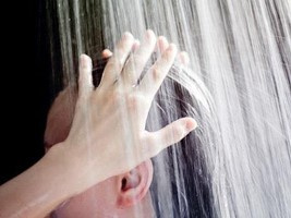 Trời rét, không giữ đủ ấm sau tắm, người phụ nữ bị méo miệng, mắt nhắm không kín
