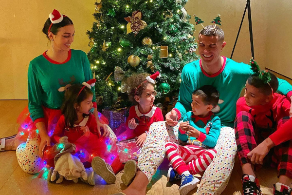 Ronaldo đăng ảnh ấm áp bên gia đình đêm Noel