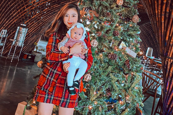 Vợ Phan Văn Đức khoe ảnh đón Noel vắng chồng, nhan sắc mẹ bỉm sữa gây thương nhớ