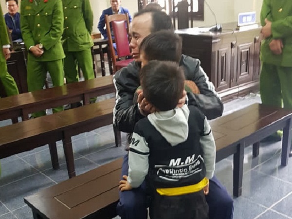 Căm hận vợ bỏ con đi với tình nhân mới, gã đàn ông uống thuốc diệt chuột rồi truy sát tình địch
