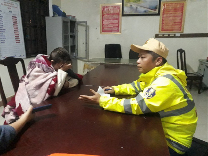 Công an lao xuống sông Hương cứu cô gái 19 tuổi