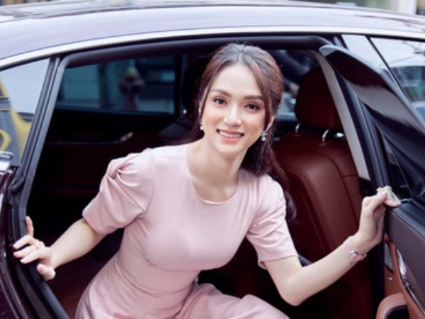 Hương Giang đi siêu xe 8 tỷ Matt Liu tặng và đeo nhẫn kim cương khủng dự sự kiện, thần sắc gây chú ý hậu drama với antifan
