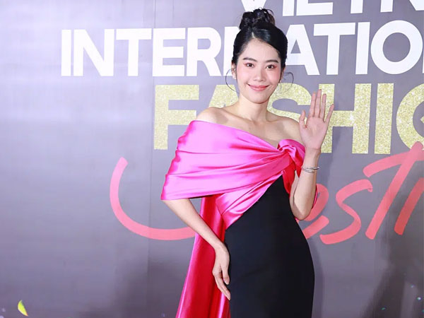 Thảm đỏ khai mạc Fashion Festival: Trương Ngọc Ánh lộ vóc dáng tròn đầy nhưng gây khó hiểu nhất là cách tạo dáng của Nam Em