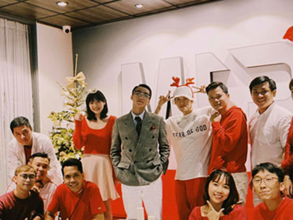 'Chủ tịch' Sơn Tùng đăng ảnh mừng Giáng sinh bên nhân viên