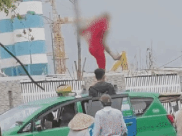 Video: Thanh niên trèo lên nóc taxi giẫm thình thịch, tài xế và khách hoang mang không dám can