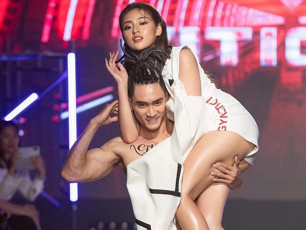 Thanh Tâm 'bắp cần bơ' lên tiếng về vụ ngã oạch khi catwalk: Lỗi tại sàn diễn khá trơn và đôi boot bị rộng hơn chân