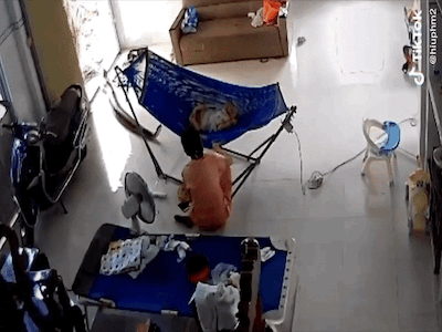 Video: Trăn khủng bò vào nhà, mẹ ôm con nhỏ tháo chạy