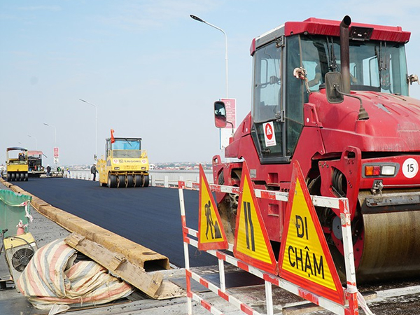 Cận cảnh 'đại công trường' sửa chữa mặt cầu Thăng Long trước ngày thông xe