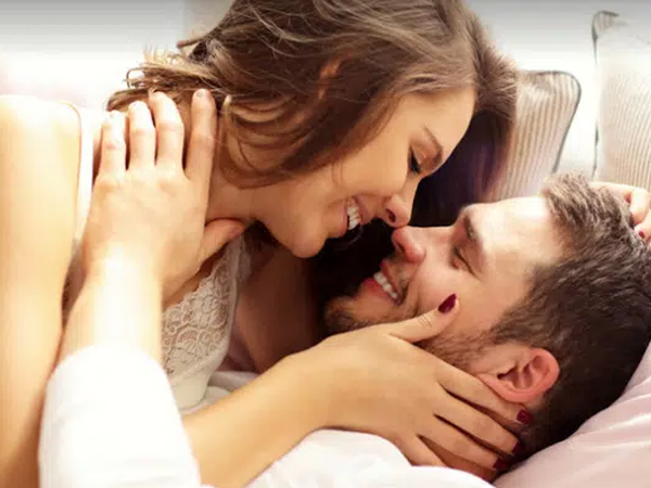 Trong cuộc yêu, nếu đàn ông sẵn sàng vì bạn mà 'bán đứng bản thân' như thế này chứng tỏ chàng đã si mê tới 'quên lối về'