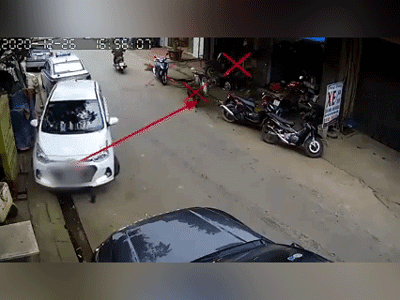 Video: Nữ tài xế lùi xe bất cẩn tông trúng ô tô phía sau rồi húc hàng loạt xe máy đổ rạp, người dân nháo nhào ra trợ giúp