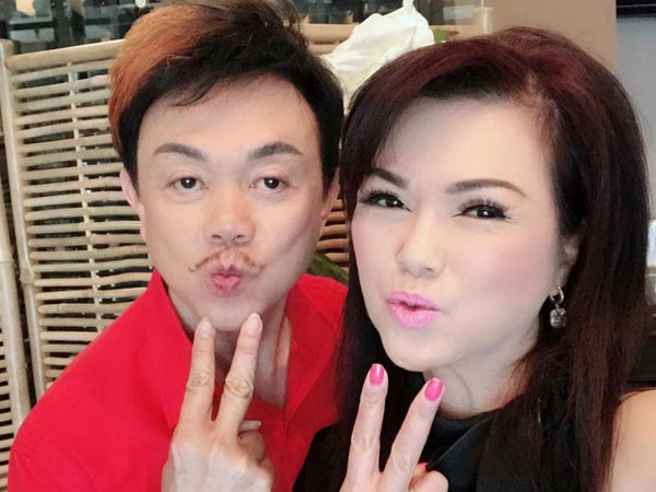 Clip NS Chí Tài và vợ đi tiệc năm xưa hot trở lại: Hiếm ai gắn bó hơn 30 năm mà vẫn nhí nhảnh như mới yêu thế này!