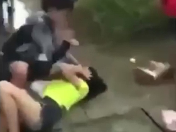 2 nữ sinh bị chặn đường đánh đập dã man giữa ban ngày