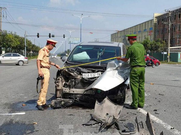 Tai nạn kinh hoàng giữa 3 ô tô trong khu công nghiệp ở Bình Dương