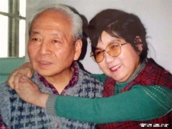 Cô gái 'mù chữ' nhưng vẫn tự mình kiếm được chồng 'xịn', chủ động cầu hôn và nhận phải phản ứng không ngờ