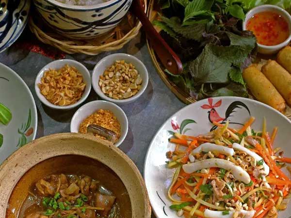Giám đốc thu trăm tỷ nay đứng bếp, bán đồ ăn online qua ngày
