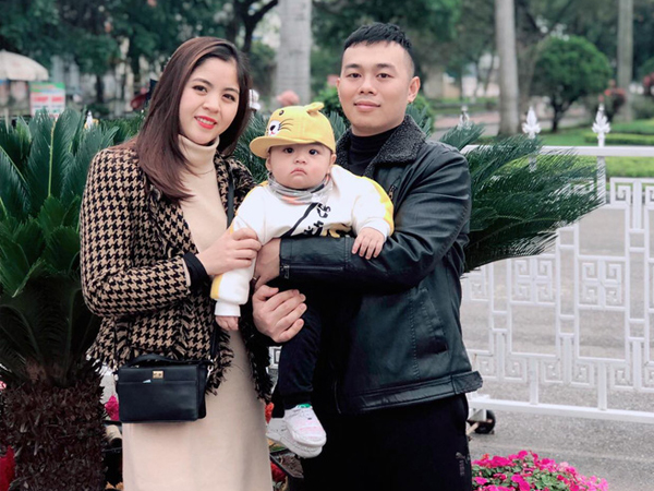 Câu chuyện xúc động về người chồng gồng gánh chăm vợ ung thư khi con mới 7 tháng tuổi, nhìn vợ mà bật khóc 'Cố lên em'