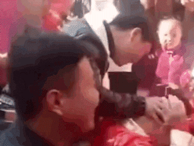 Đang hành lễ với bố mẹ chồng bị trêu chọc, cô dâu 'nóng máu' bật dậy tát trả bay mặt khách mời