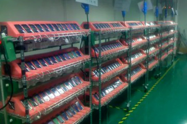 Lộ ảnh hiếm về dây chuyền sản xuất iPhone nguyên bản từ năm 2007: Thô sơ và đơn giản tới không ngờ