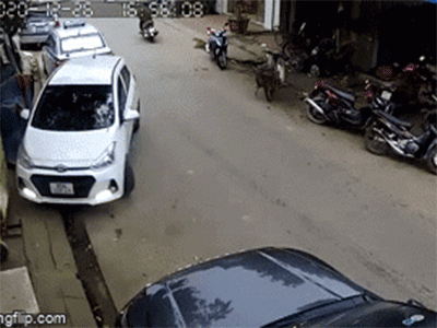 Nữ tài xế lùi ô tô đâm hàng loạt phương tiện trên đường