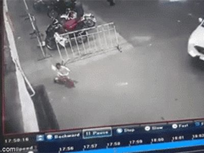 Bé trai đi xe đạp bị ô tô đâm trúng, 'nuốt trọn' vào gầm