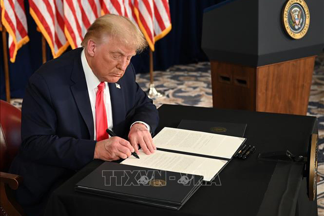 Trump úp mở 'tin tốt' về khoản cứu trợ cho người Mỹ
