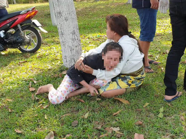 Về thăm con sau giờ nghỉ trưa, người đàn ông bị xe tải cán tử vong, người vợ gào khóc ở hiện trường