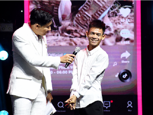 Chàng trai chăn bò Y Tiết khiến Trấn Thành 'choáng' với màn nhận giải TikTok Awards