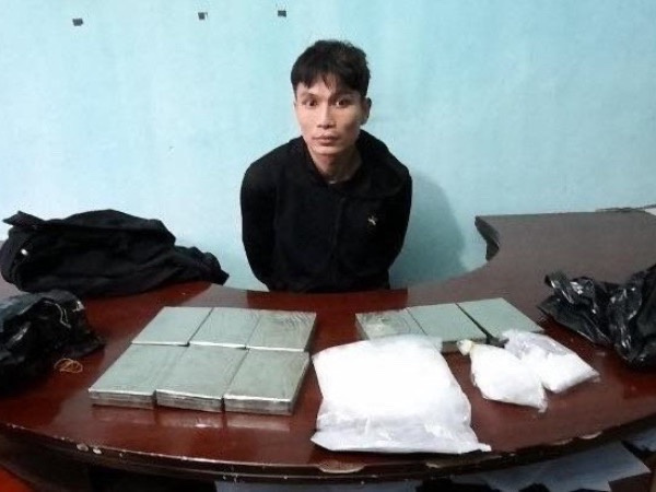 Giấu 9 bánh heroin dưới gầm xe máy vẫn không thoát