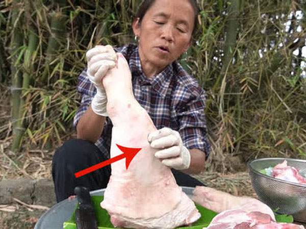 'Toang' ngay từ bước đầu tiên khi thử sức món mới, dân tình bất ngờ nhìn thành phẩm 'siêu to khổng lồ' của bà Tân vlog
