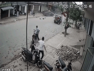 Clip: Đang ung dung 'buôn' chuyện trên vỉa hè thì chiếc xe tải chở ga đùng đùng lao tới, các 'tiểu thương' bỏ cả xe tháo chạy toán loạn