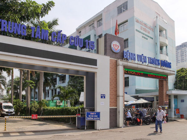 Bác sĩ phẫu thuật 'chui' trong bệnh viện