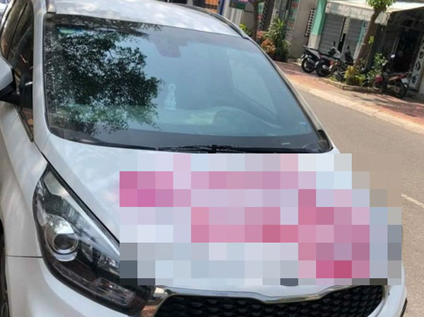 Bực bội vì ô tô đậu xe thiếu ý thức, chủ nhà mang sơn đỏ phun trực tiếp lên nóc capo khiến dân tình 'câm nín'