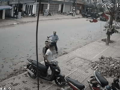 Xe chở gas tông thẳng vào xe bán tải đang quay đầu, người dân hốt hoảng bỏ chạy