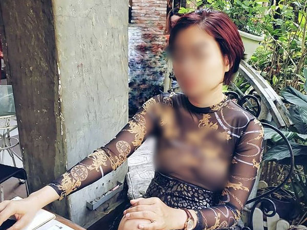 Người phụ nữ để bộ ngực 'trần' xuống đường tiếp tục khiến dân mạng bỏng mắt, đáng chú ý là lượt theo dõi tăng đáng kể sau khi mở khóa Instagram