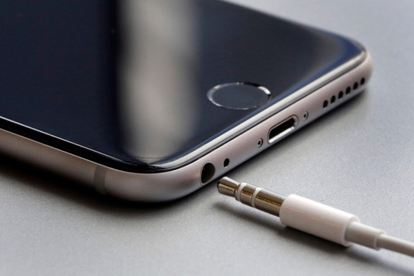 Điểm mặt những 'gương xấu' mà Apple tạo ra: lúc đầu ai cũng chê, về sau ai cũng học lỏm