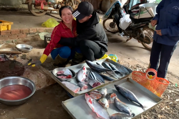 Con đi Nhật 3 năm bất ngờ về nước, gặp bố bị mắng không trượt phát nào nhưng xúc động nhất là phản ứng của người mẹ bán cá