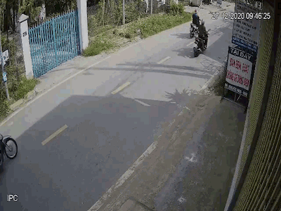 Công an truy tìm 2 đối tượng cướp giật, kéo lê người phụ nữ trên đường