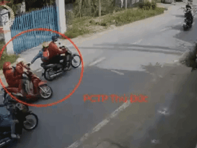 Tên cướp giật dây chuyền, kéo cô gái 'bay' khỏi chiếc xe máy