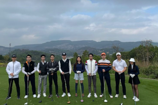 Hội thiếu gia Hà thành hẹn nhau trên sân golf, soi bộ dụng cụ mới thấy sững sờ