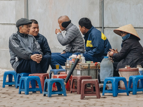 Không khí lạnh đặc biệt mạnh tràn về, người dân Hà Nội xuýt xoa: 'Hôm qua nắng rực rỡ, nay đã cảm nhận rõ cái lạnh rồi'