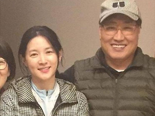 Ông xã đại mỹ nhân Lee Young Ae hiếm hoi xuất hiện bên cạnh vợ, ngoại hình ở ngưỡng tuổi U70 khiến dân tình sốc nặng