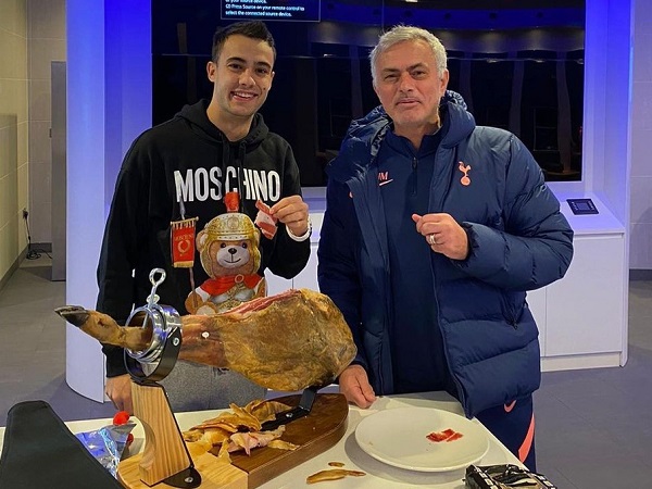 Mourinho lại tặng đồ ăn học trò