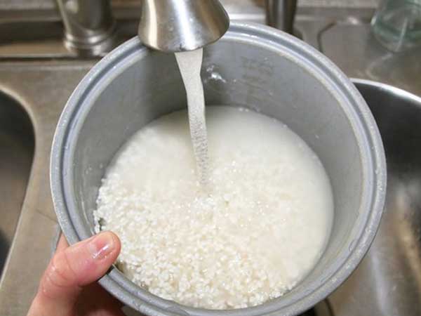 Nấu cơm bằng nước lạnh, thói quen tai hại nhiều người mắc